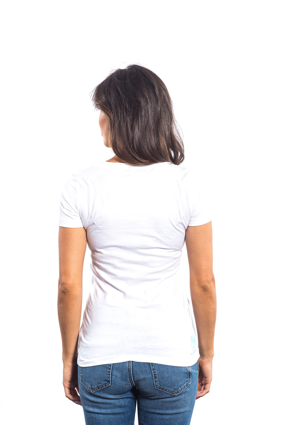 Back view of a woman wearing a white shirt, showcasing the fit of the Breezy women&