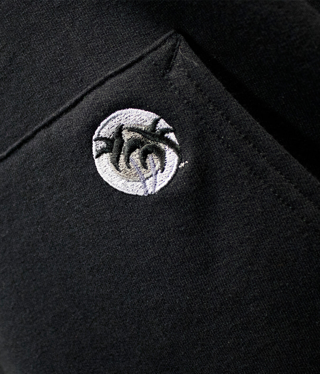 Close-up of the palm logo embroidered on the pocket of the NICERIDE &
