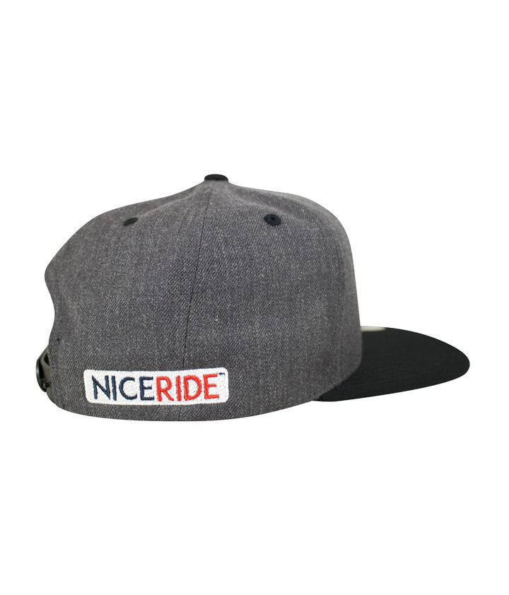 Back view of NICERIDE Rojo Negro Patch snapback hat highlighting the embroidered logo and structured design.